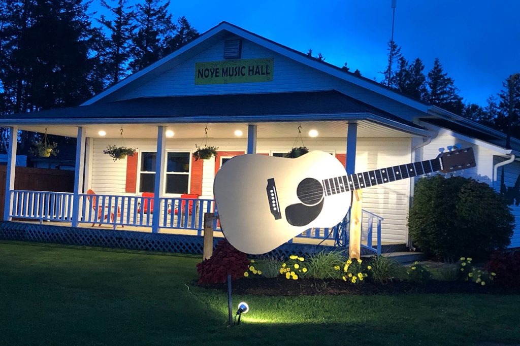 noye-music-hall-night